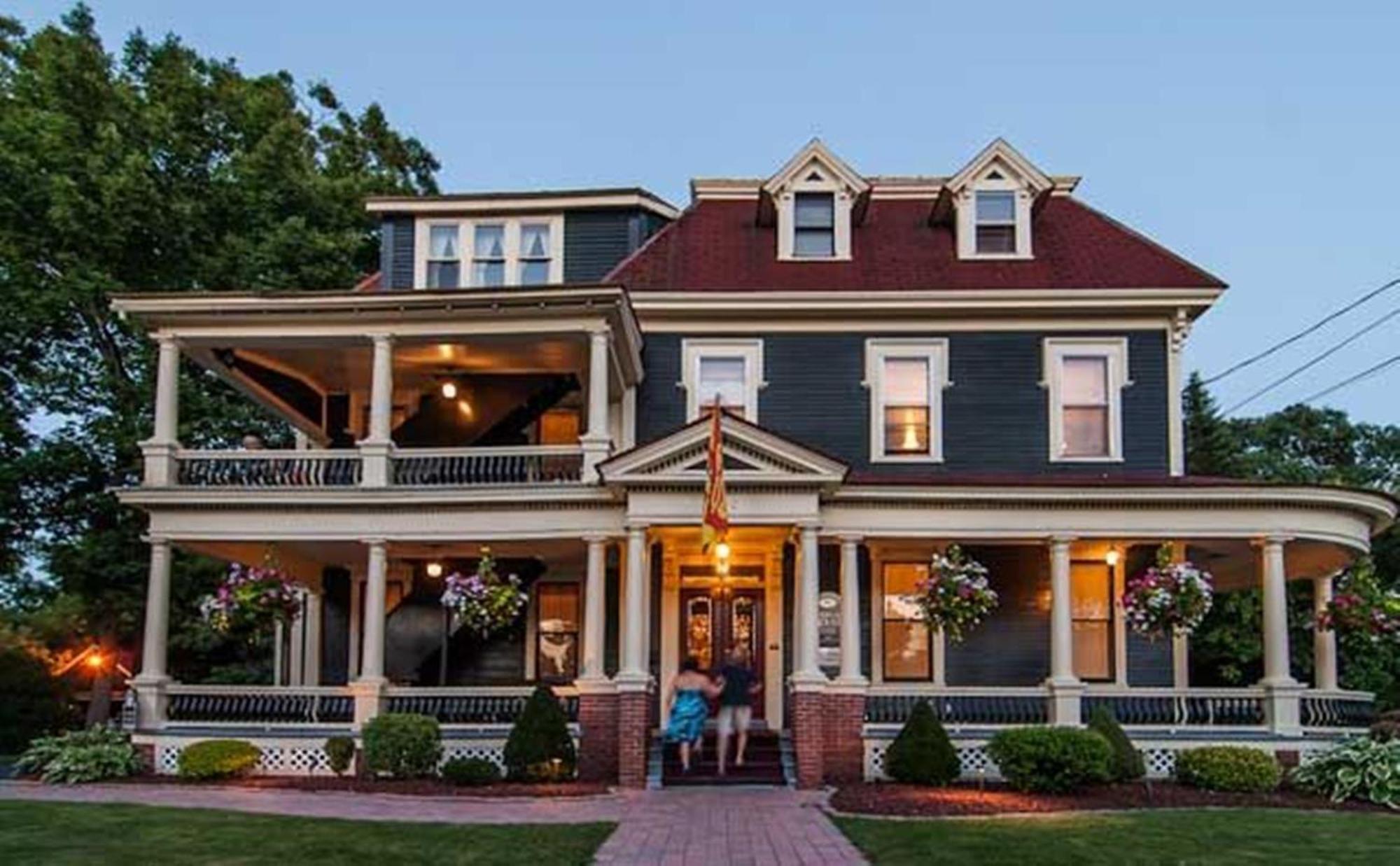 Carriage House Inn Fredericton Exterior photo