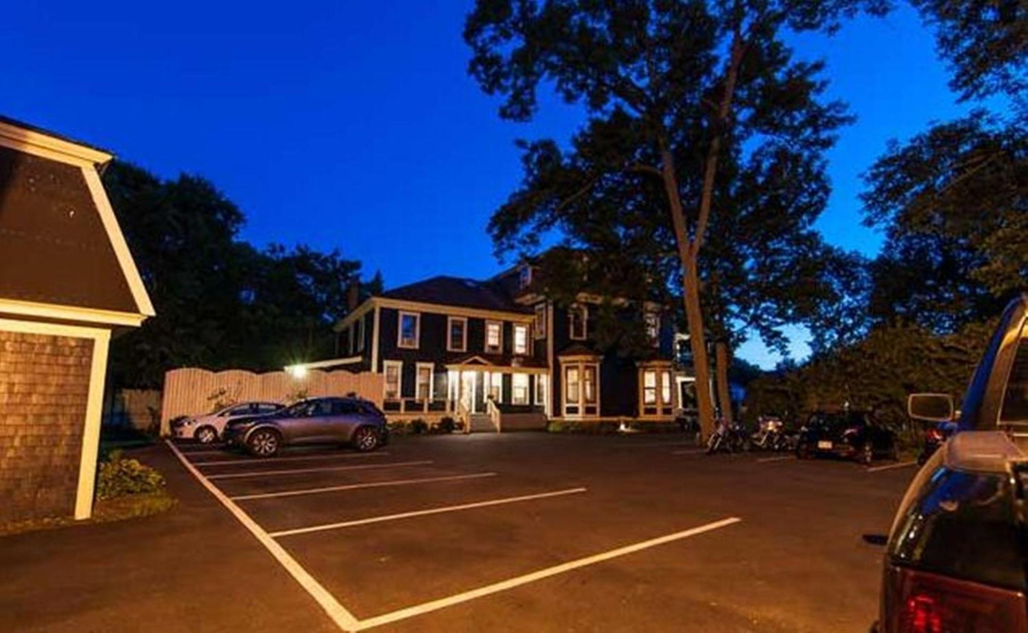 Carriage House Inn Fredericton Exterior photo