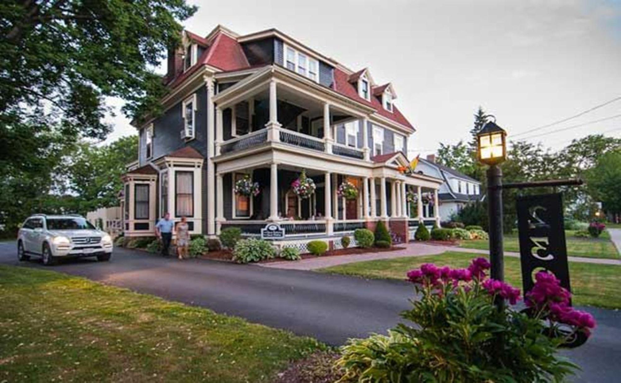 Carriage House Inn Fredericton Exterior photo