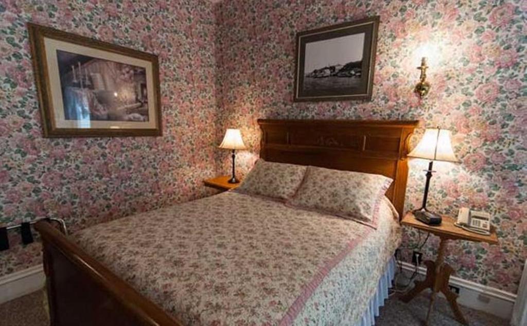 Carriage House Inn Fredericton Room photo