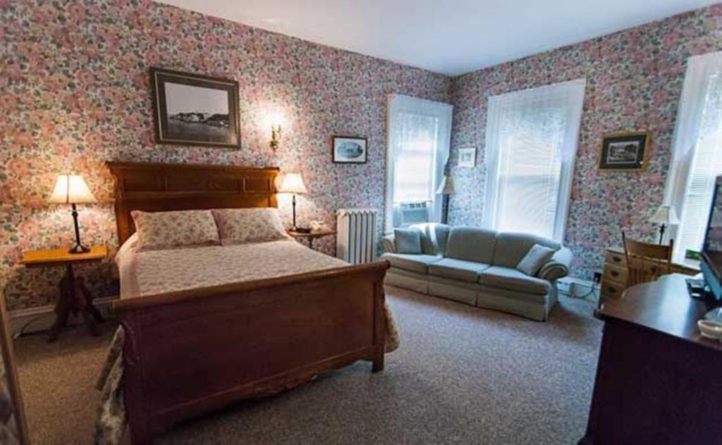 Carriage House Inn Fredericton Room photo